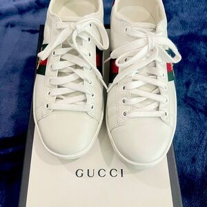 Women’s Gucci ace sneaker gold bee used in excellent condition